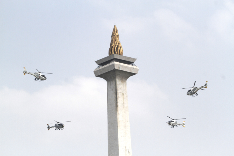 Presiden Jokowi hadiri HUT TNI ke-78 dan menjadi Inspektur Upacara didampingi Panglima TNI Laksamana Yudo Margono (Ashar/SinPo.id)