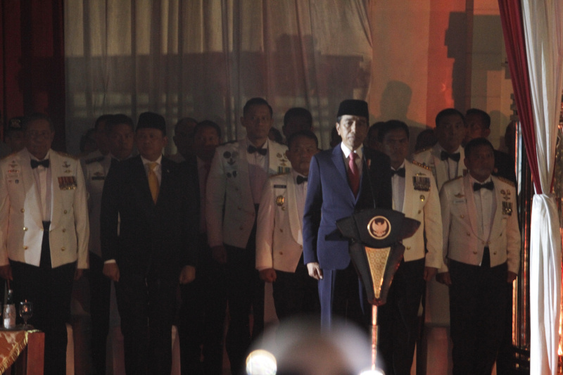 Presiden Jokowi pimpin Upacara Parade Senja bersama Menhan Prabowo Subianto di Kementerian Pertahanan (Ashar/SinPo.id)