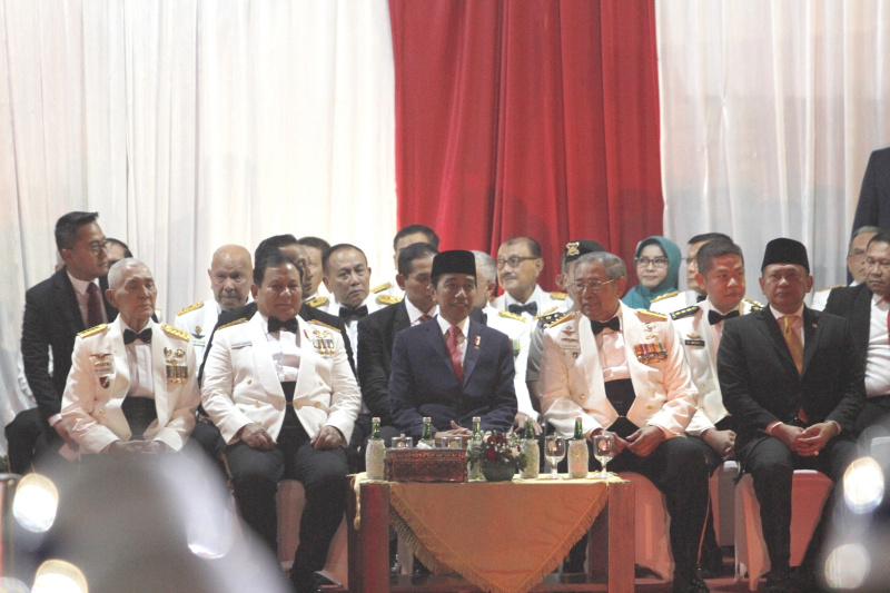 Presiden Jokowi pimpin Upacara Parade Senja bersama Menhan Prabowo Subianto di Kementerian Pertahanan (Ashar/SinPo.id)