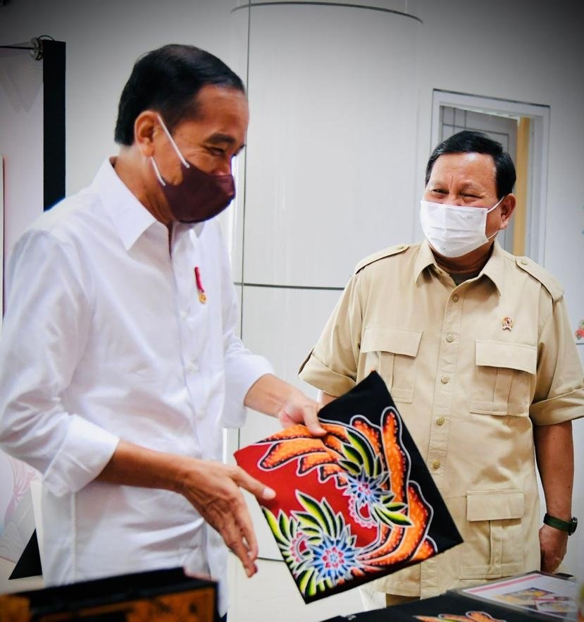 Presiden Jokowi dan Menhan Prabowo Subianto saat dalam kunjungan kerja di Madura.