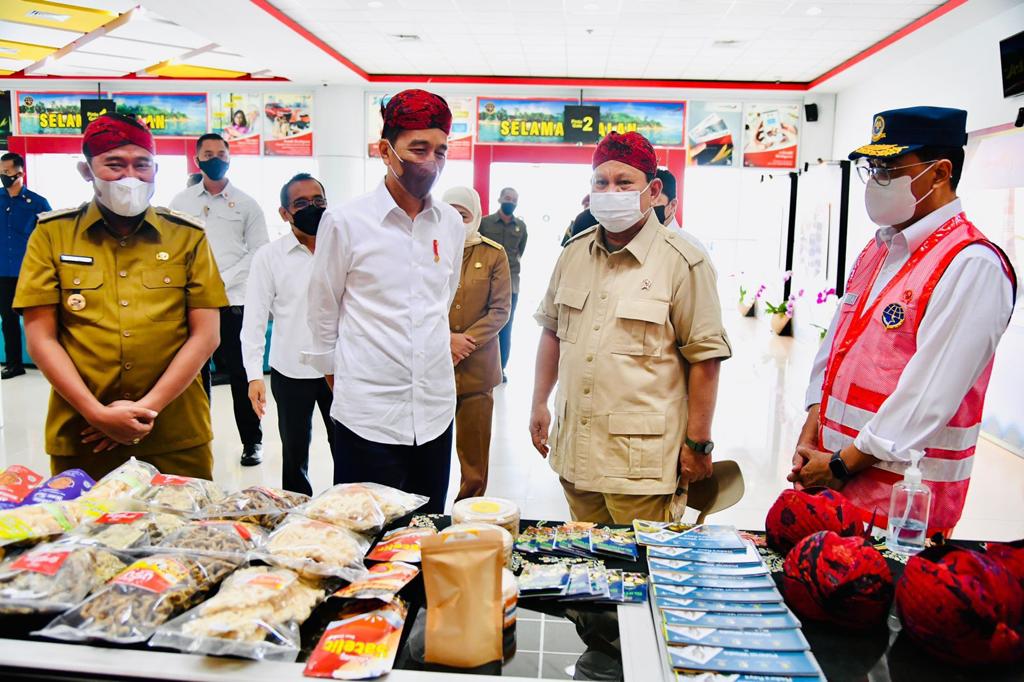 Presiden Jokowi dan Menhan Prabowo Subianto saat dalam kunjungan kerja di Madura.