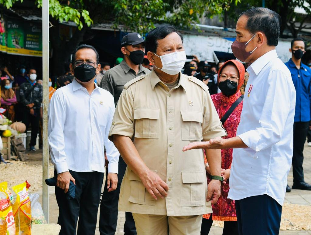 Presiden Jokowi dan Menhan Prabowo Subianto saat dalam kunjungan kerja di Madura.