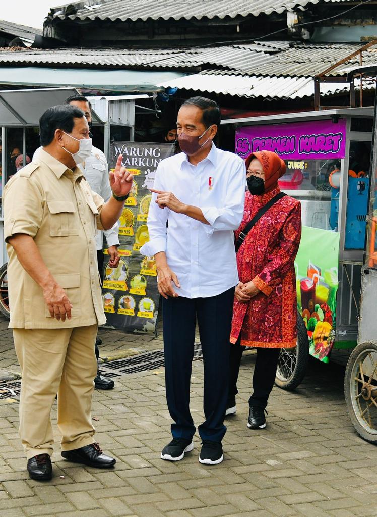 Presiden Jokowi dan Menhan Prabowo Subianto saat dalam kunjungan kerja di Madura.