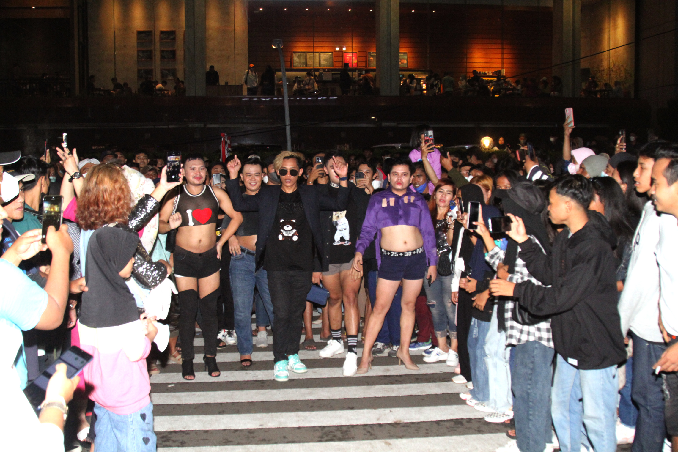 Para remaja SCBD sedang berpose di zebra cross Sudirman (Ashar/SinPo.id)