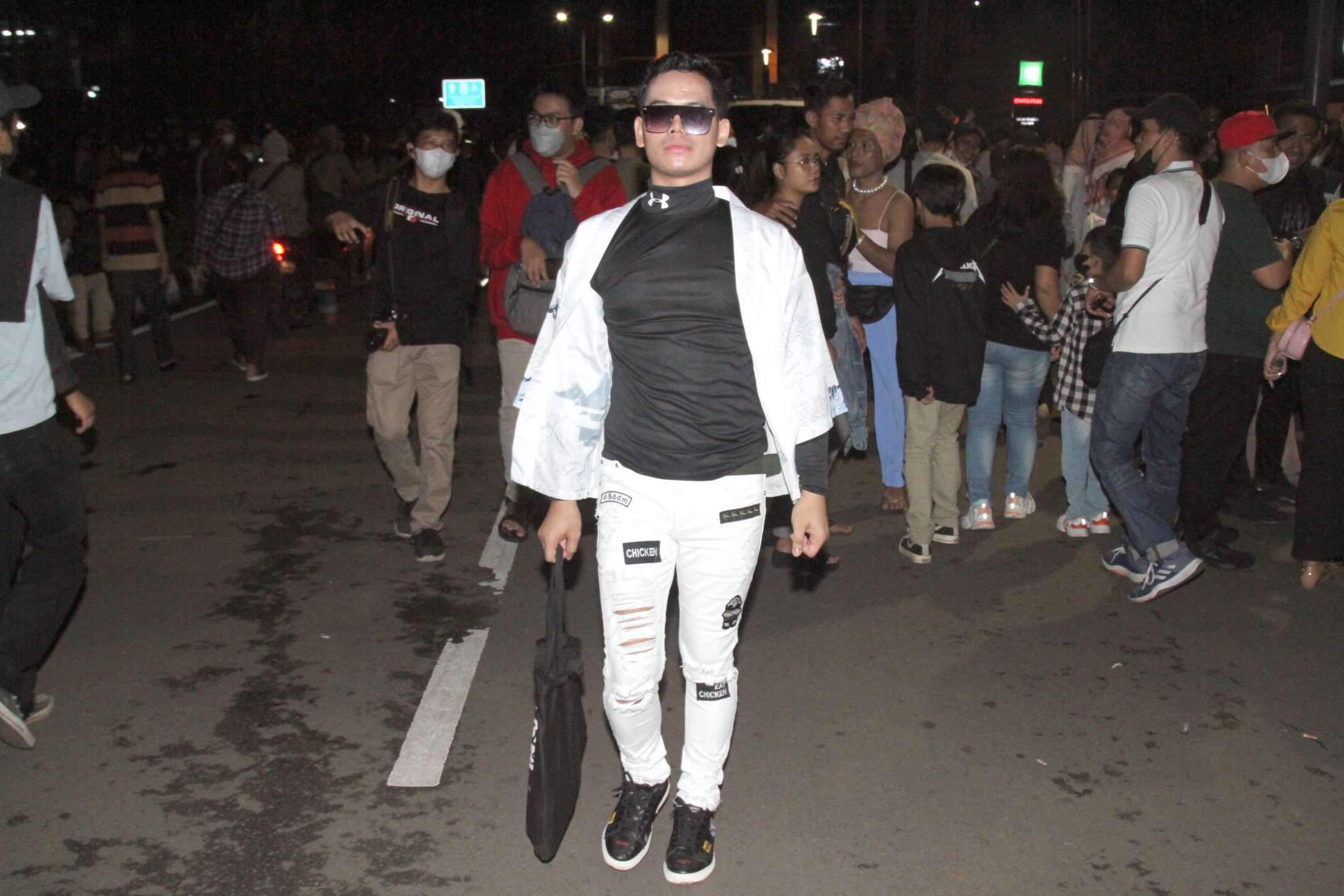 Para remaja SCBD sedang berpose di zebra cross Sudirman (Ashar/SinPo.id)