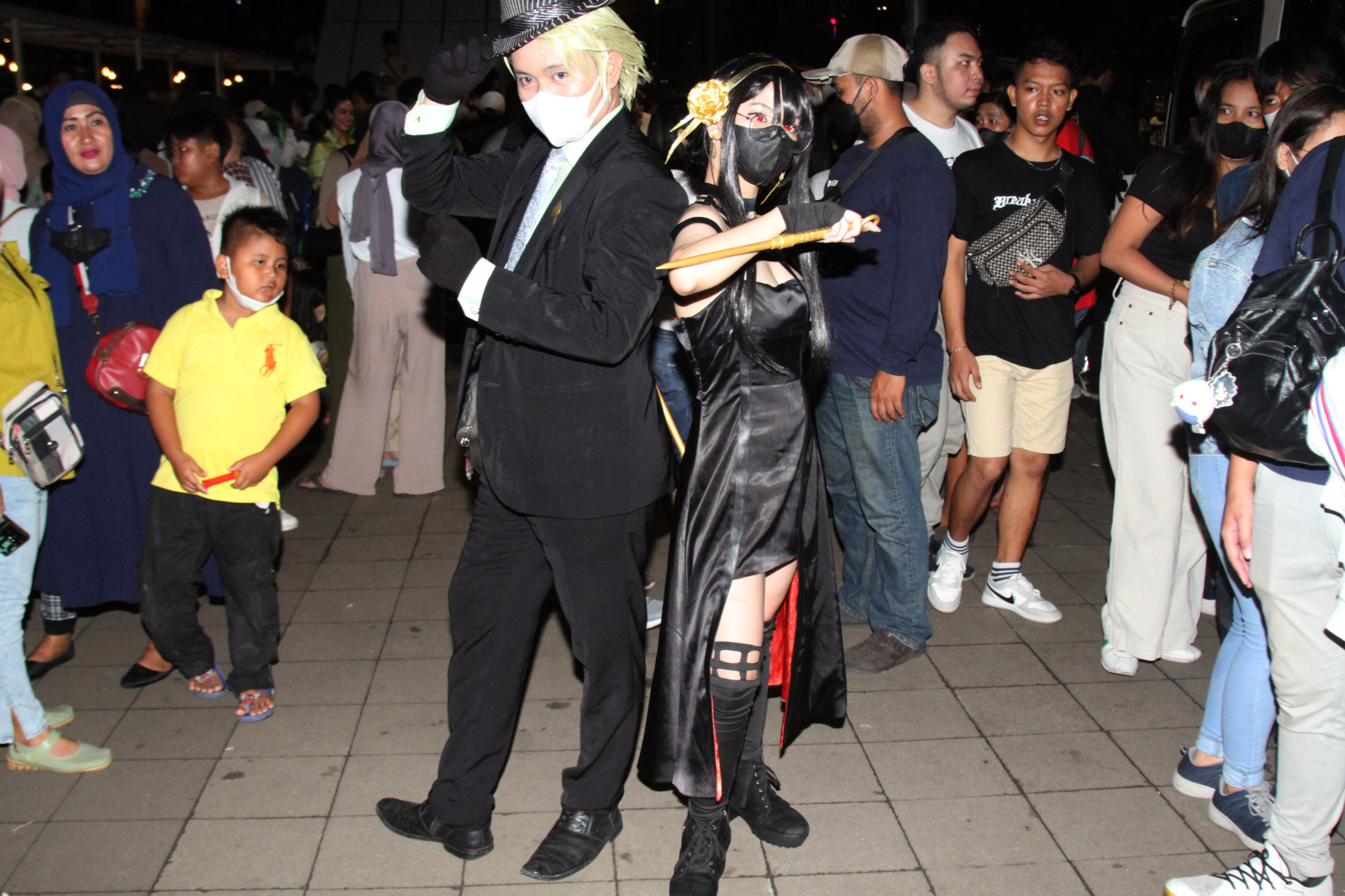 Para remaja SCBD sedang berpose di zebra cross Sudirman (Ashar/SinPo.id)