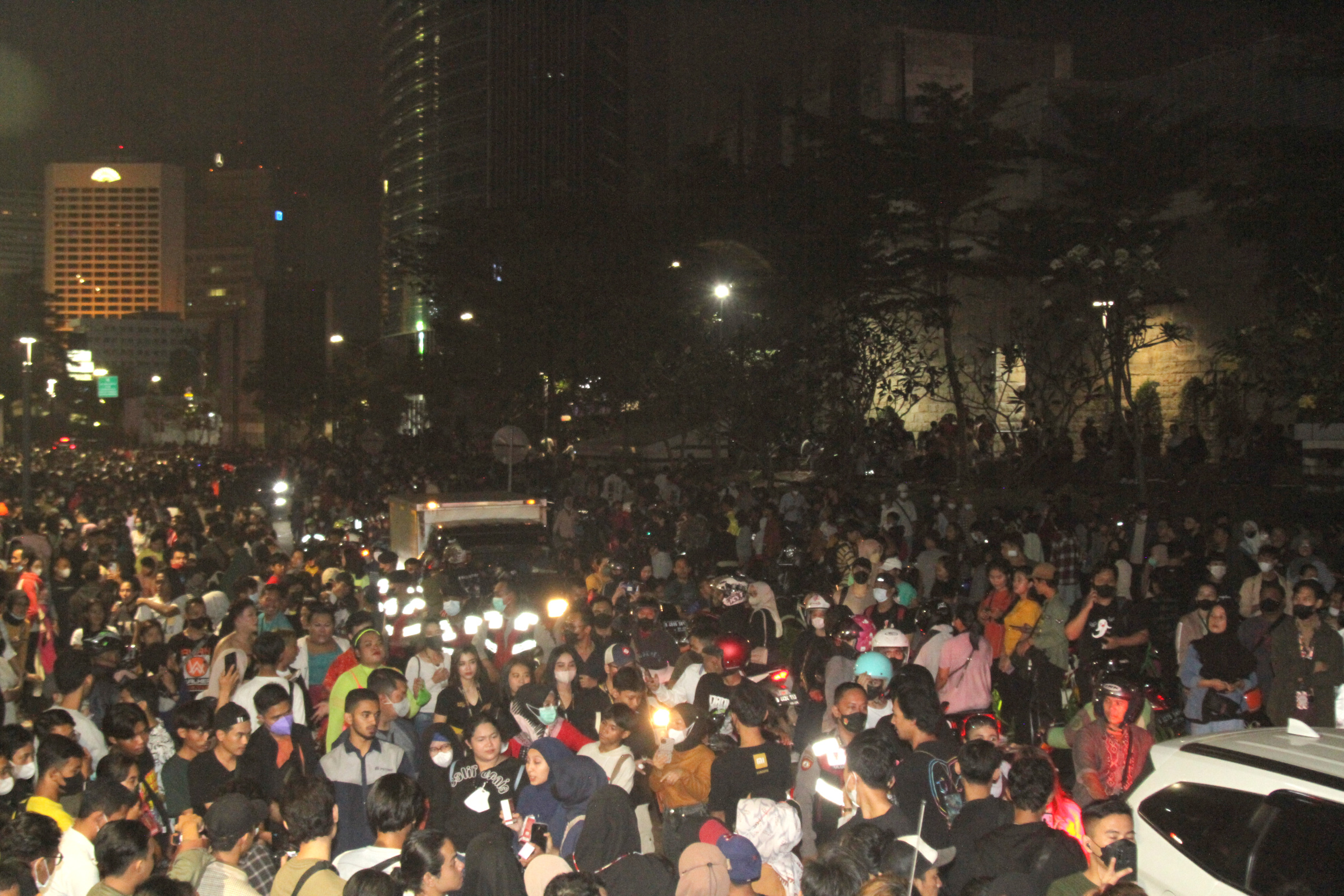 Para remaja SCBD sedang berpose di zebra cross Sudirman (Ashar/SinPo.id)