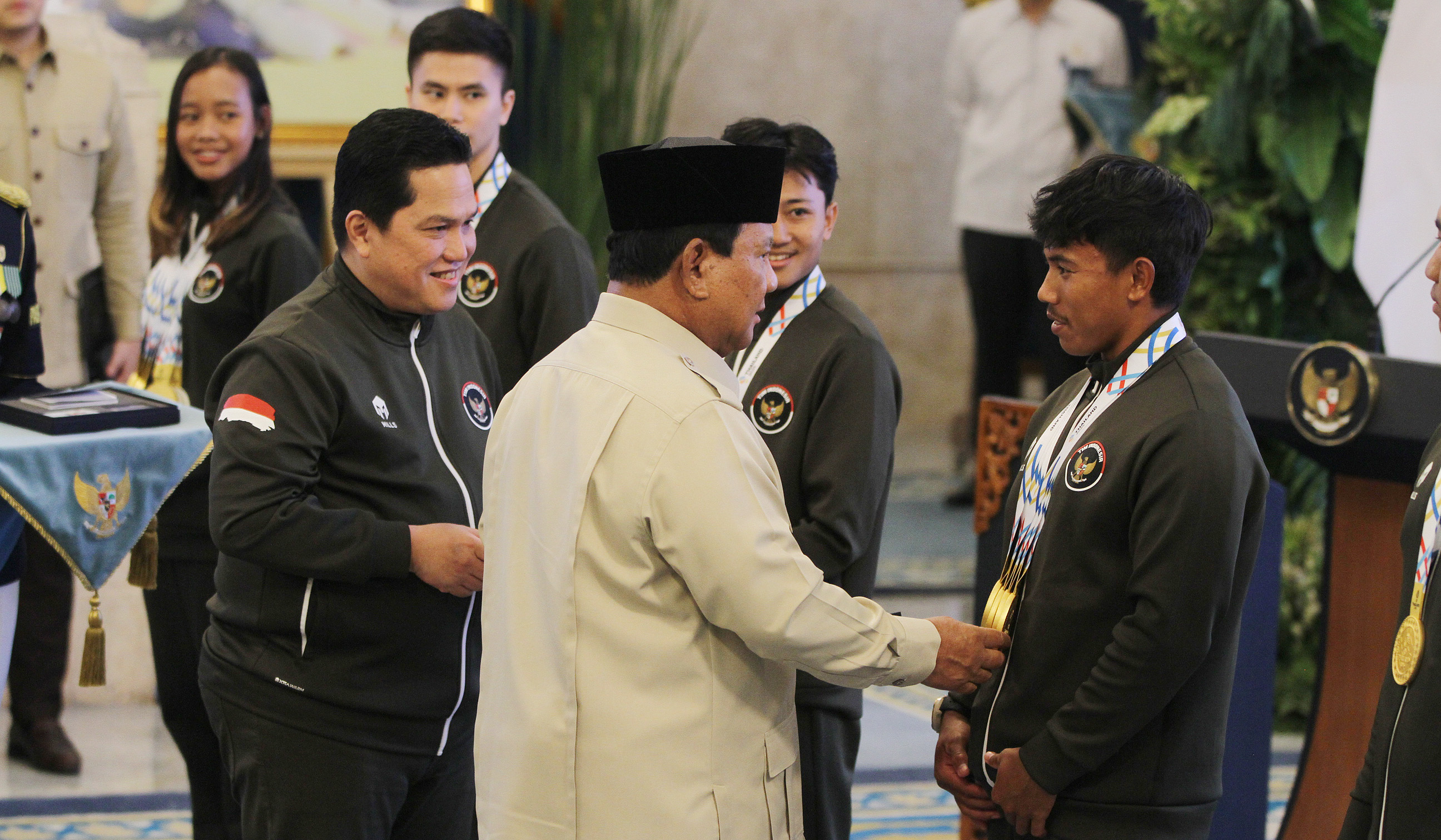 Presiden Prabowo, saat penyerahan bonus ke atlet paraih medali Sea Games. (Agus Priatna/SinPo.id)