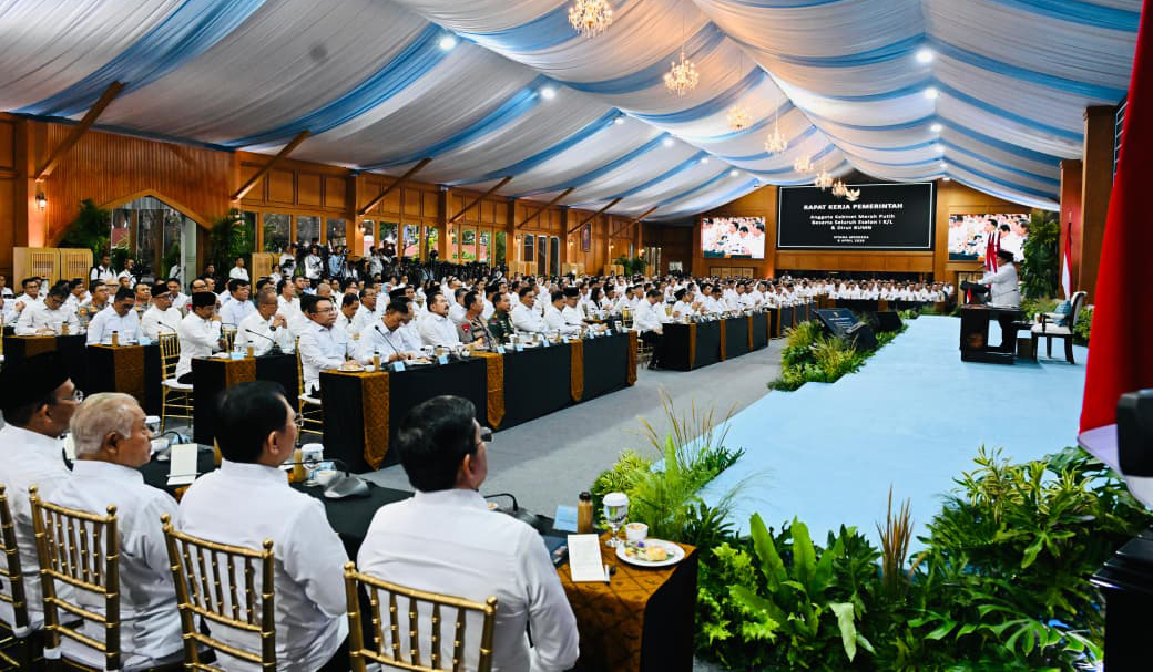 Presiden Prabowo beri taklimat saat rapim. (Agus Priatna/SinPo.id/BPMI Setpres)