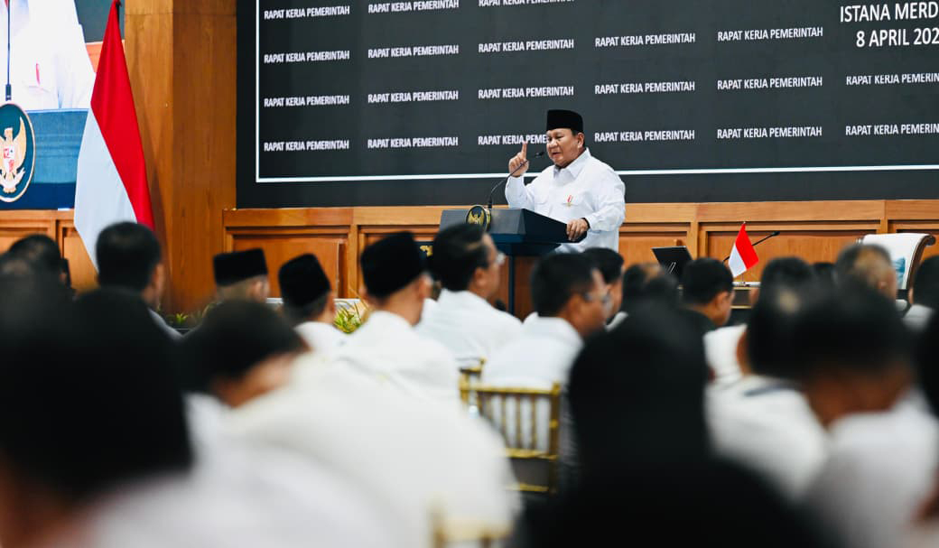 Presiden Prabowo beri taklimat saat rapim. (Agus Priatna/SinPo.id/BPMI Setpres)