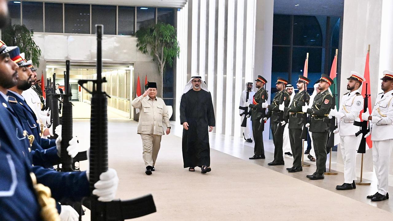 Presiden Prabowo bertemu Emir Qatar yang Mulia Sheikh Tamim bin Hamad Al Thani di Istana Lusail Doha Qatar (Ashar/Foto: BiroSetpres/SinPo.id)