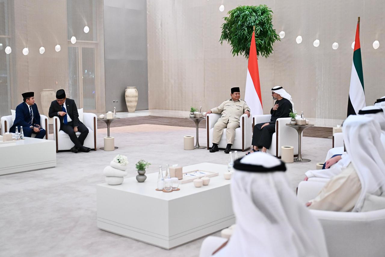 Presiden Prabowo bertemu Emir Qatar yang Mulia Sheikh Tamim bin Hamad Al Thani di Istana Lusail Doha Qatar (Ashar/Foto: BiroSetpres/SinPo.id)