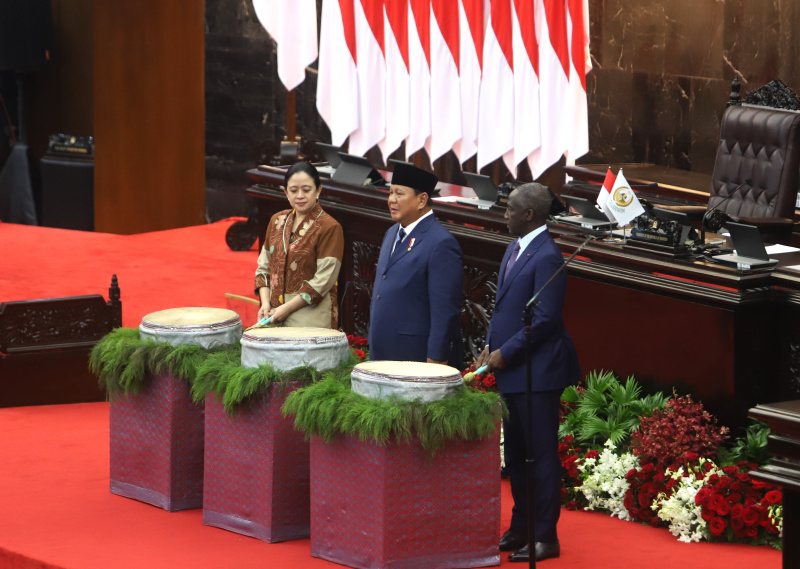 Presiden Prabowo Subianto didampingi oleh Ketua DPR RI Puan Maharani membuka Konferensi ke-19 Parliamentry Union The OIC (PUIC) di Gedung Nusantara (Ashar/SinPo.id)