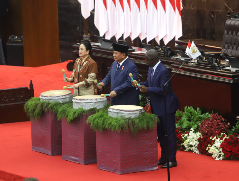 Presiden Prabowo Subianto didampingi oleh Ketua DPR RI Puan Maharani membuka Konferensi ke-19 Parliamentry Union The OIC (PUIC) di Gedung Nusantara (Ashar/SinPo.id)
