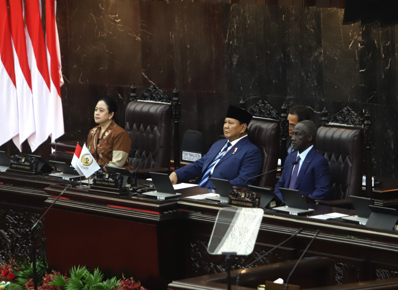 Presiden Prabowo Subianto didampingi oleh Ketua DPR RI Puan Maharani membuka Konferensi ke-19 Parliamentry Union The OIC (PUIC) di Gedung Nusantara (Ashar/SinPo.id)