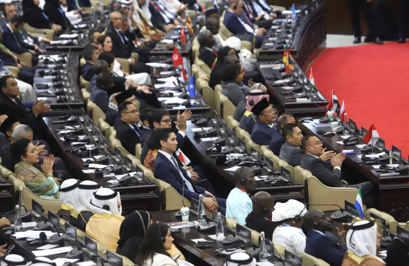 Presiden Prabowo Subianto didampingi oleh Ketua DPR RI Puan Maharani membuka Konferensi ke-19 Parliamentry Union The OIC (PUIC) di Gedung Nusantara (Ashar/SinPo.id)