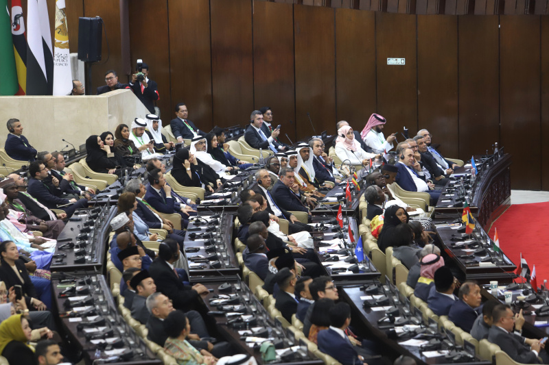 Presiden Prabowo Subianto didampingi oleh Ketua DPR RI Puan Maharani membuka Konferensi ke-19 Parliamentry Union The OIC (PUIC) di Gedung Nusantara (Ashar/SinPo.id)