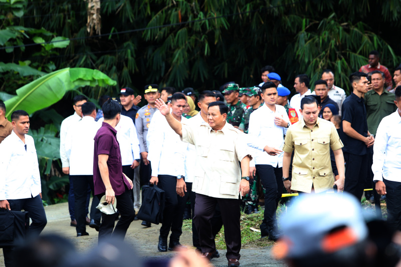 Presiden Prabowo menggunakan hak suaranya pada pilkada di TPS 08 Desa Bojong Koneng (Ashar/SinPo.id)SinPo.