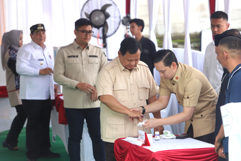 Presiden Prabowo menggunakan hak suaranya pada pilkada di TPS 08 Desa Bojong Koneng (Ashar/SinPo.id)SinPo.