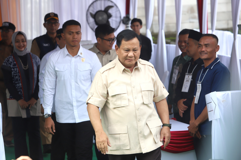 Presiden Prabowo menggunakan hak suaranya pada pilkada di TPS 08 Desa Bojong Koneng (Ashar/SinPo.id)SinPo.