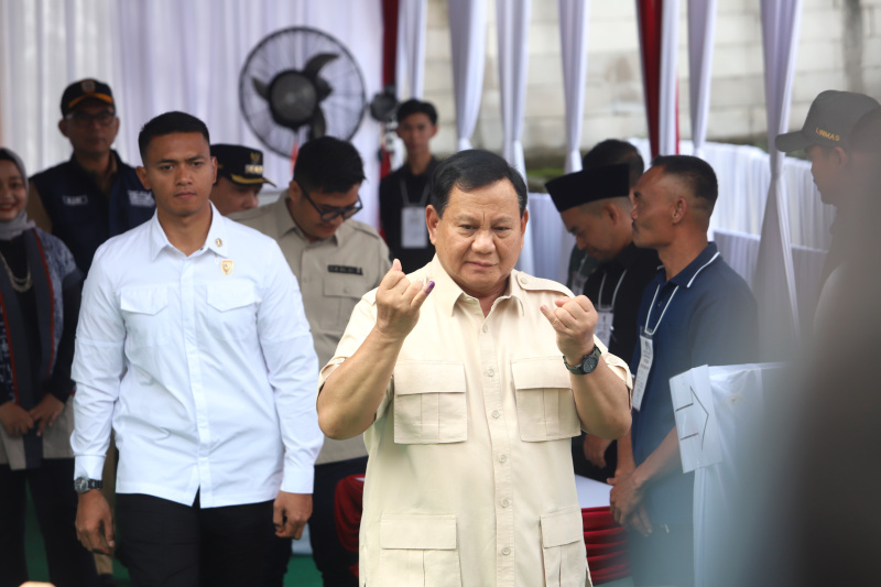 Presiden Prabowo menggunakan hak suaranya pada pilkada di TPS 08 Desa Bojong Koneng (Ashar/SinPo.id)SinPo.