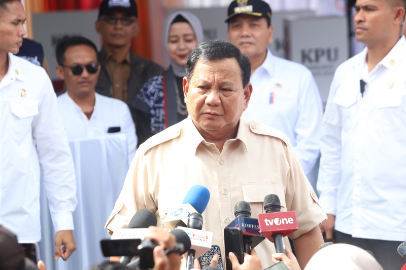 Presiden Prabowo menggunakan hak suaranya pada pilkada di TPS 08 Desa Bojong Koneng (Ashar/SinPo.id)SinPo.