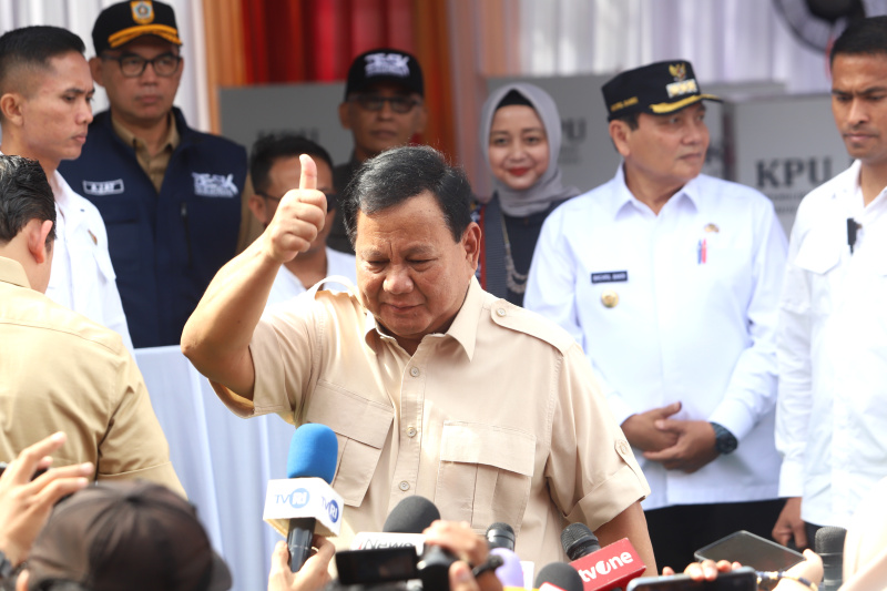 Presiden Prabowo menggunakan hak suaranya pada pilkada di TPS 08 Desa Bojong Koneng (Ashar/SinPo.id)SinPo.