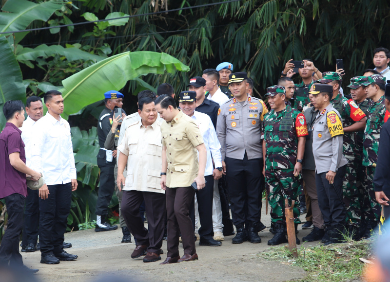 Presiden Prabowo menggunakan hak suaranya pada pilkada di TPS 08 Desa Bojong Koneng (Ashar/SinPo.id)SinPo.