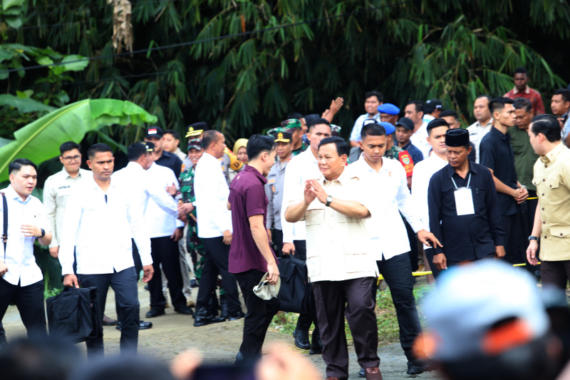 Presiden Prabowo menggunakan hak suaranya pada pilkada di TPS 08 Desa Bojong Koneng (Ashar/SinPo.id)SinPo.