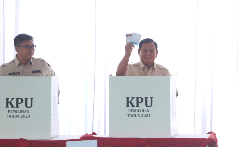 Presiden Prabowo menggunakan hak suaranya pada pilkada di TPS 08 Desa Bojong Koneng (Ashar/SinPo.id)SinPo.