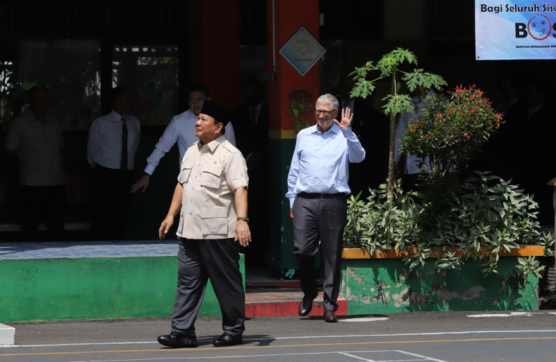 Presiden Prabowo dan Pendiri Microsoft serta Tokoh Filantropi Bill Gates meninjau program makan bergizi gratis di SDN Jati 03 Pulo gadung (Ashar/SinPo.id)