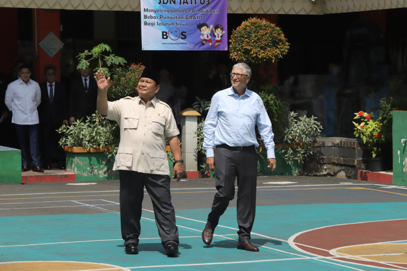 Presiden Prabowo dan Pendiri Microsoft serta Tokoh Filantropi Bill Gates meninjau program makan bergizi gratis di SDN Jati 03 Pulo gadung (Ashar/SinPo.id)