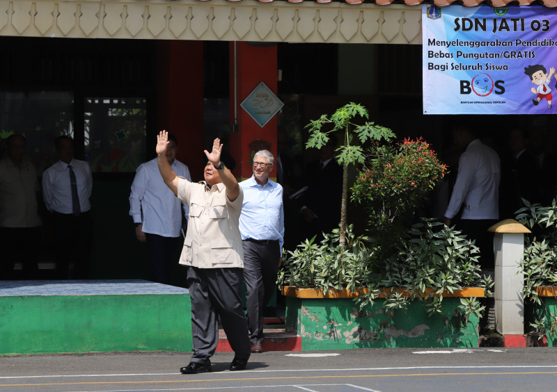 Presiden Prabowo dan Pendiri Microsoft serta Tokoh Filantropi Bill Gates meninjau program makan bergizi gratis di SDN Jati 03 Pulo gadung (Ashar/SinPo.id)