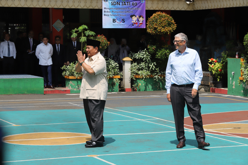 Presiden Prabowo dan Pendiri Microsoft serta Tokoh Filantropi Bill Gates meninjau program makan bergizi gratis di SDN Jati 03 Pulo gadung (Ashar/SinPo.id)