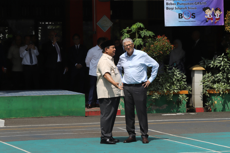 Presiden Prabowo dan Pendiri Microsoft serta Tokoh Filantropi Bill Gates meninjau program makan bergizi gratis di SDN Jati 03 Pulo gadung (Ashar/SinPo.id)