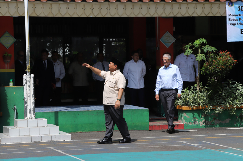 Presiden Prabowo dan Pendiri Microsoft serta Tokoh Filantropi Bill Gates meninjau program makan bergizi gratis di SDN Jati 03 Pulo gadung (Ashar/SinPo.id)