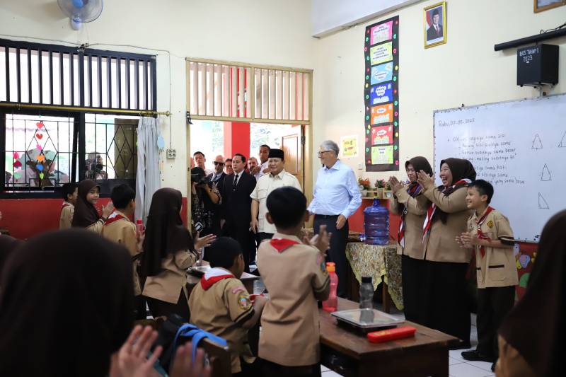 Presiden Prabowo dan Pendiri Microsoft serta Tokoh Filantropi Bill Gates meninjau program makan bergizi gratis di SDN Jati 03 Pulo gadung (Ashar/SinPo.id)