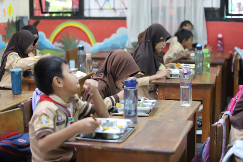 Presiden Prabowo dan Pendiri Microsoft serta Tokoh Filantropi Bill Gates meninjau program makan bergizi gratis di SDN Jati 03 Pulo gadung (Ashar/SinPo.id)