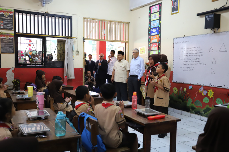 Presiden Prabowo dan Pendiri Microsoft serta Tokoh Filantropi Bill Gates meninjau program makan bergizi gratis di SDN Jati 03 Pulo gadung (Ashar/SinPo.id)