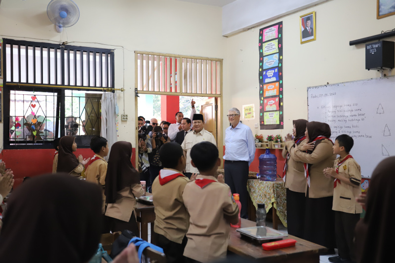 Presiden Prabowo dan Pendiri Microsoft serta Tokoh Filantropi Bill Gates meninjau program makan bergizi gratis di SDN Jati 03 Pulo gadung (Ashar/SinPo.id)