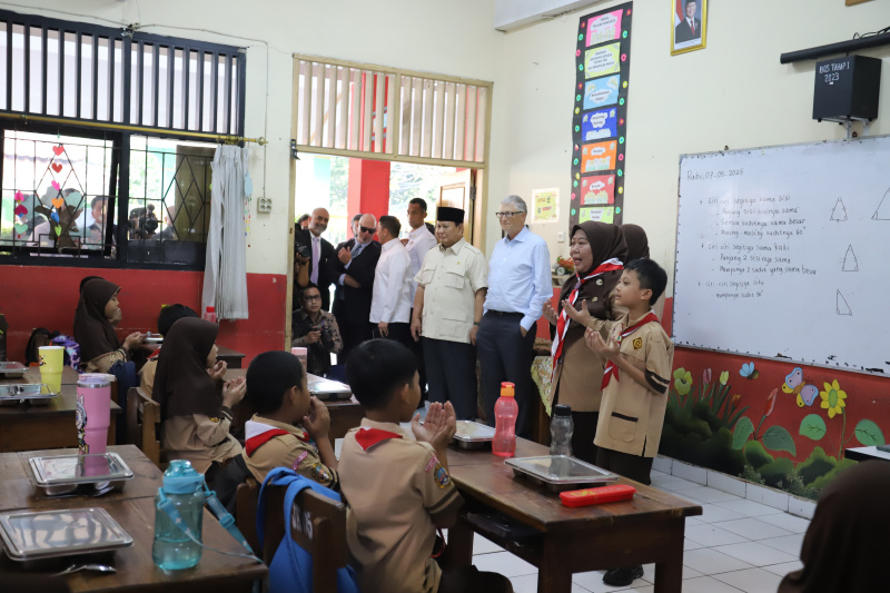 Presiden Prabowo dan Pendiri Microsoft serta Tokoh Filantropi Bill Gates meninjau program makan bergizi gratis di SDN Jati 03 Pulo gadung (Ashar/SinPo.id)