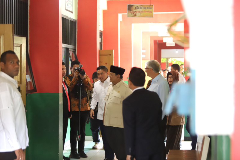Presiden Prabowo dan Pendiri Microsoft serta Tokoh Filantropi Bill Gates meninjau program makan bergizi gratis di SDN Jati 03 Pulo gadung (Ashar/SinPo.id)