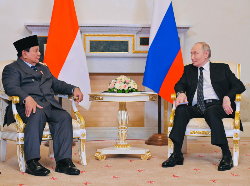 Presiden Prabowo disambut hangat oleh Presiden Rusia Vladimir Putin di Istana Konstantine Novsky, Rusia (Ashar/Foto:Biro-Setpres/SinPo.id)