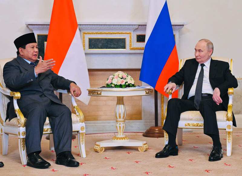 Presiden Prabowo disambut hangat oleh Presiden Rusia Vladimir Putin di Istana Konstantine Novsky, Rusia (Ashar/Foto:Biro-Setpres/SinPo.id)