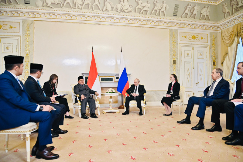 Presiden Prabowo disambut hangat oleh Presiden Rusia Vladimir Putin di Istana Konstantine Novsky, Rusia (Ashar/Foto:Biro-Setpres/SinPo.id)