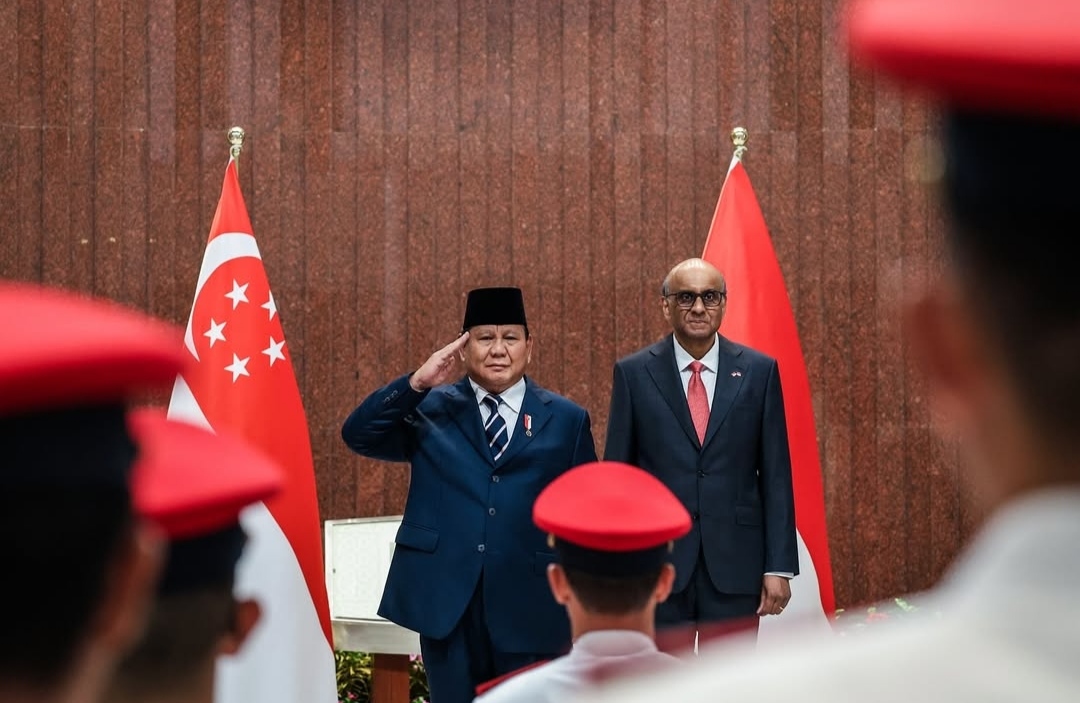 Presiden Prabowo disambut dengan upacara kehormatan oleh Presiden Singapura Tharman Shanmugaratnam di Gedung Parlemen Singapura (Ashar/Foto:Tim Media Presiden Prabowo/SinPo.id)