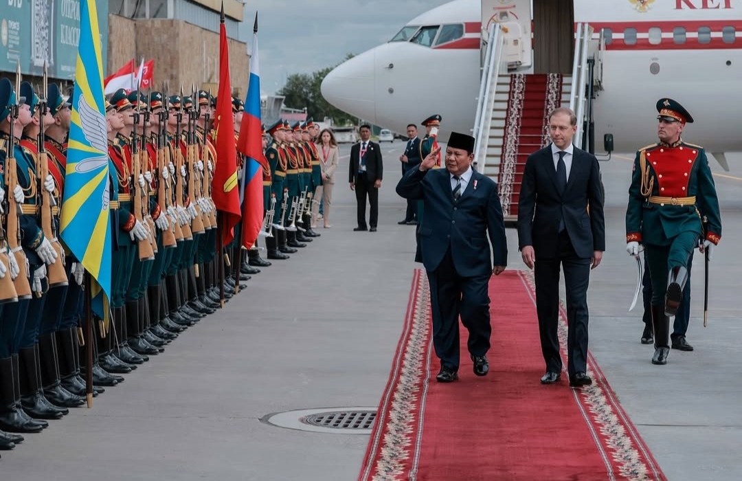 Presiden Prabowo Subianto disambut hangat oleh Wakil Perdana Menteri Federasi Rusia Denin Manturov di Bandar Udara Internasional Pulkovo, St Petersburg, Rusia (Ashar/Foto:Tim-Media Presiden Prabowo/SinPo.id)