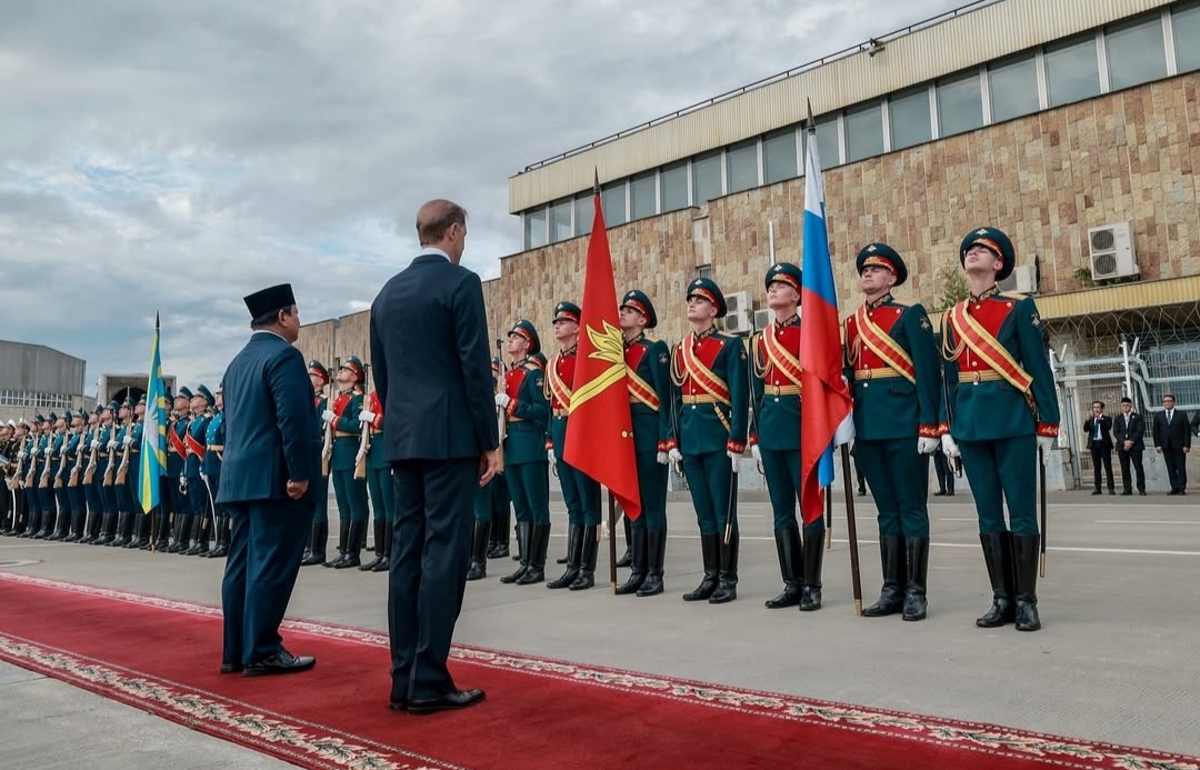 Presiden Prabowo Subianto disambut hangat oleh Wakil Perdana Menteri Federasi Rusia Denin Manturov di Bandar Udara Internasional Pulkovo, St Petersburg, Rusia (Ashar/Foto:Tim-Media Presiden Prabowo/SinPo.id)