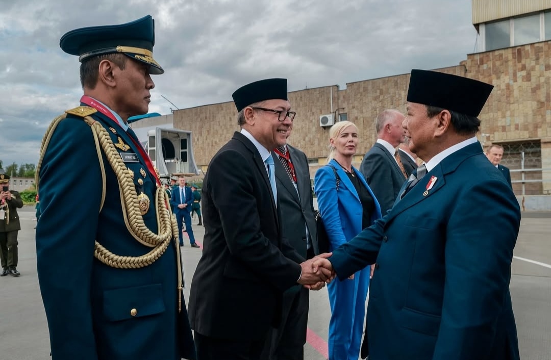 Presiden Prabowo Subianto disambut hangat oleh Wakil Perdana Menteri Federasi Rusia Denin Manturov di Bandar Udara Internasional Pulkovo, St Petersburg, Rusia (Ashar/Foto:Tim-Media Presiden Prabowo/SinPo.id)