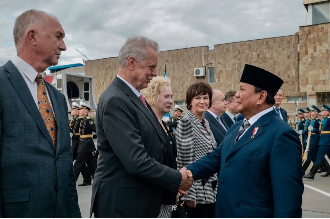 Presiden Prabowo Subianto disambut hangat oleh Wakil Perdana Menteri Federasi Rusia Denin Manturov di Bandar Udara Internasional Pulkovo, St Petersburg, Rusia (Ashar/Foto:Tim-Media Presiden Prabowo/SinPo.id)
